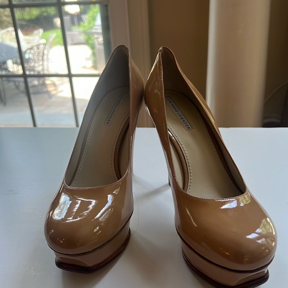 Vera Wang Lavender Label Shoes - Vera Wang Lavender Nude Platform Pumps Women’s size 9M